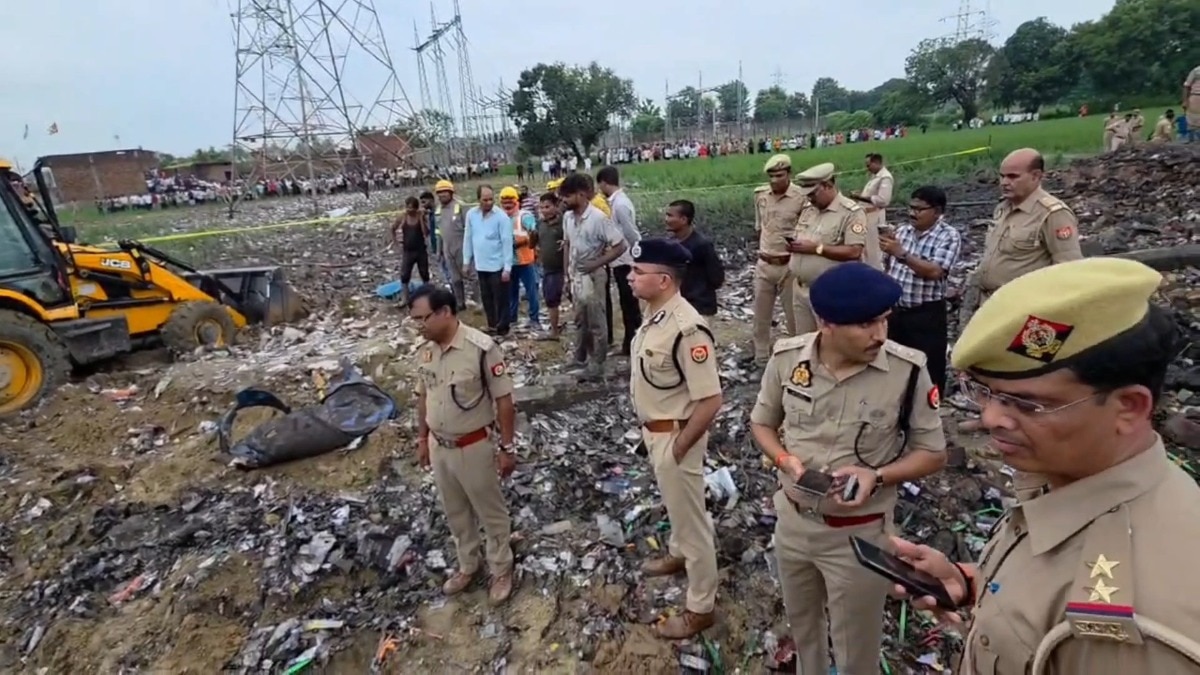 कौशांबी में पटाखा विस्फोट के बाद जांच करती पुलिस (Photo- ITG)