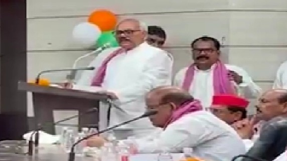 शिक्षकों के कार्यक्रम के दौरान सपा एमएलसी लाल बिहारी यादव. (Photo: Screengrabs)