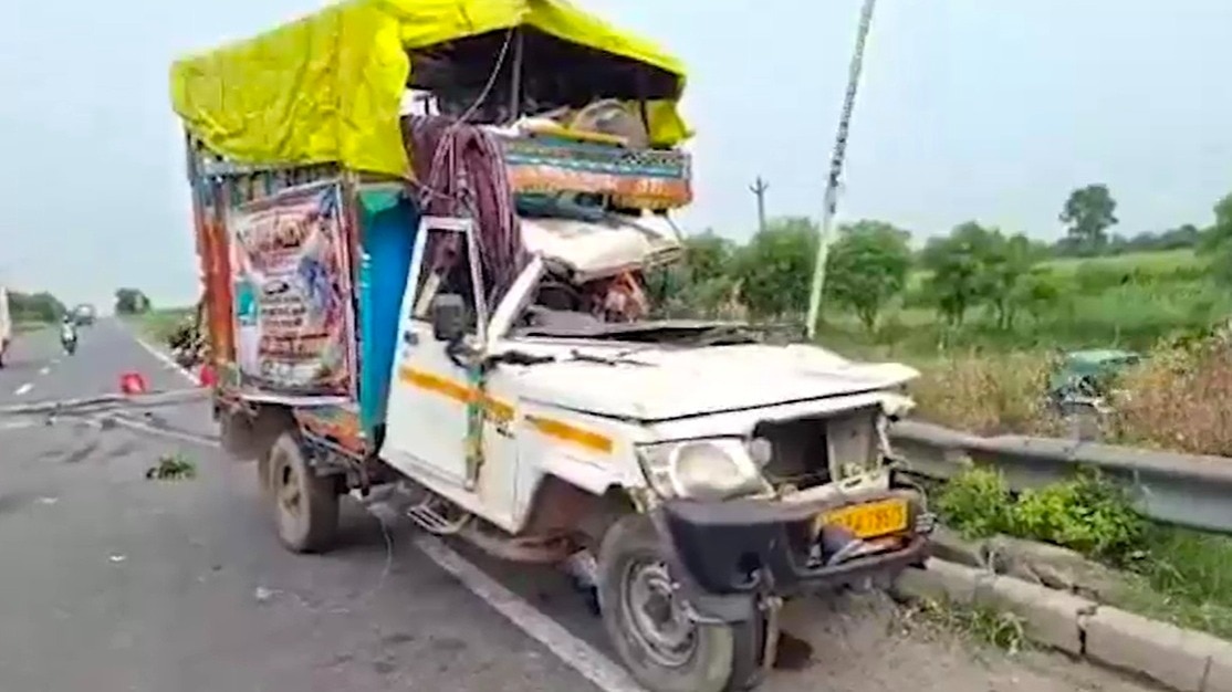दर्दनाक हादसे के बाद छतिग्रस्त पिकअप. (photo: Screengrabs)