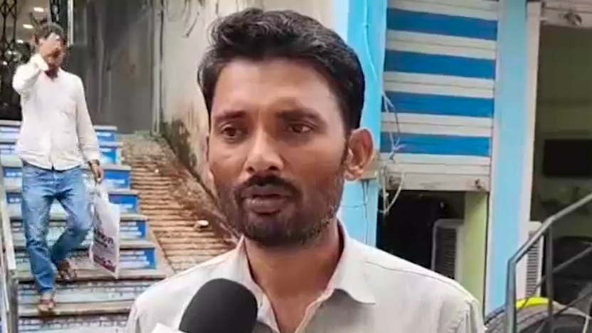 किसान, जिसका नोटों से भरा बैग लेकर भाग रही थीं महिलाएं. (Photo: Screengrabs)