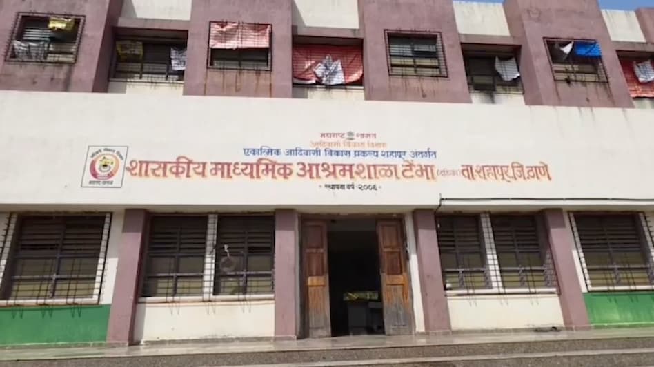 ठाणे के शाहपुर की आदिवासी आश्रम शाला में 22 छात्राओं ने रसोई हेल्पर पर छेड़छाड़ का आरोप लगाया है (Photo: ITG) ठाणे के शाहपुर की आदिवासी आश्रम शाला में 22 छात्राओं ने रसोई हेल्पर पर छेड़छाड़ का आरोप लगाया है (Photo: ITG)