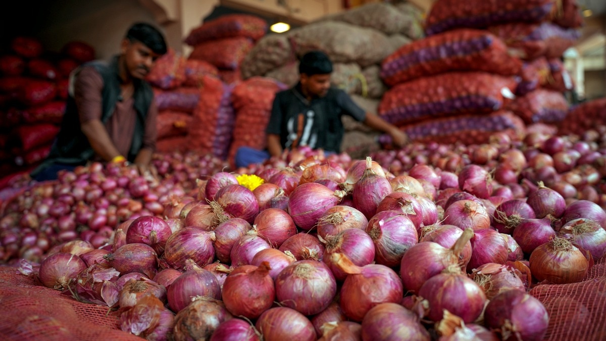 रेखा सरकार दिल्लीवासियों को 1000 मीट्रिक टन प्याज मुहैया कराएगी. (Photo- PTI)