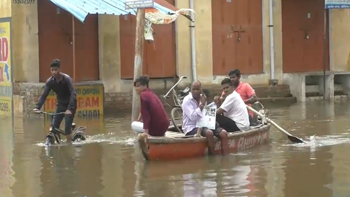 कोनिया में नाव से हो रही लोगों की आवाजाही. (Photo: Screengrab)