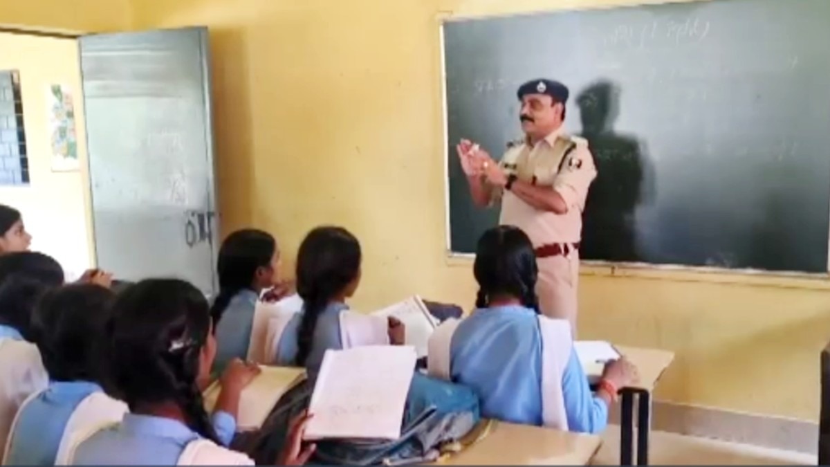 IPS अफसर ने पढ़ाई के साथ अनुशासन और लक्ष्य पर फोकस करने की दी सीख.(Photo:ITG)