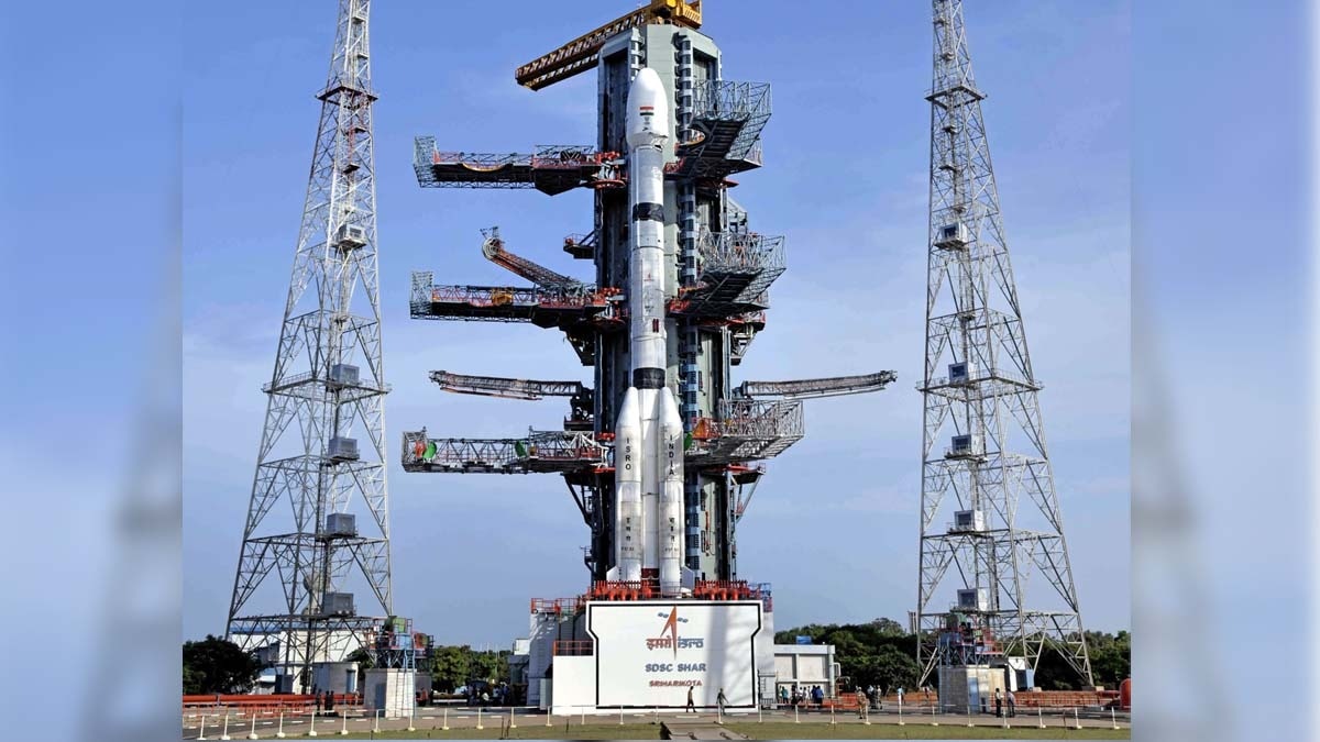 इसरो के लॉन्च पैड पर खड़ा जीएसएलवी-एफ17 रॉकेट. (Photo: ISRO)