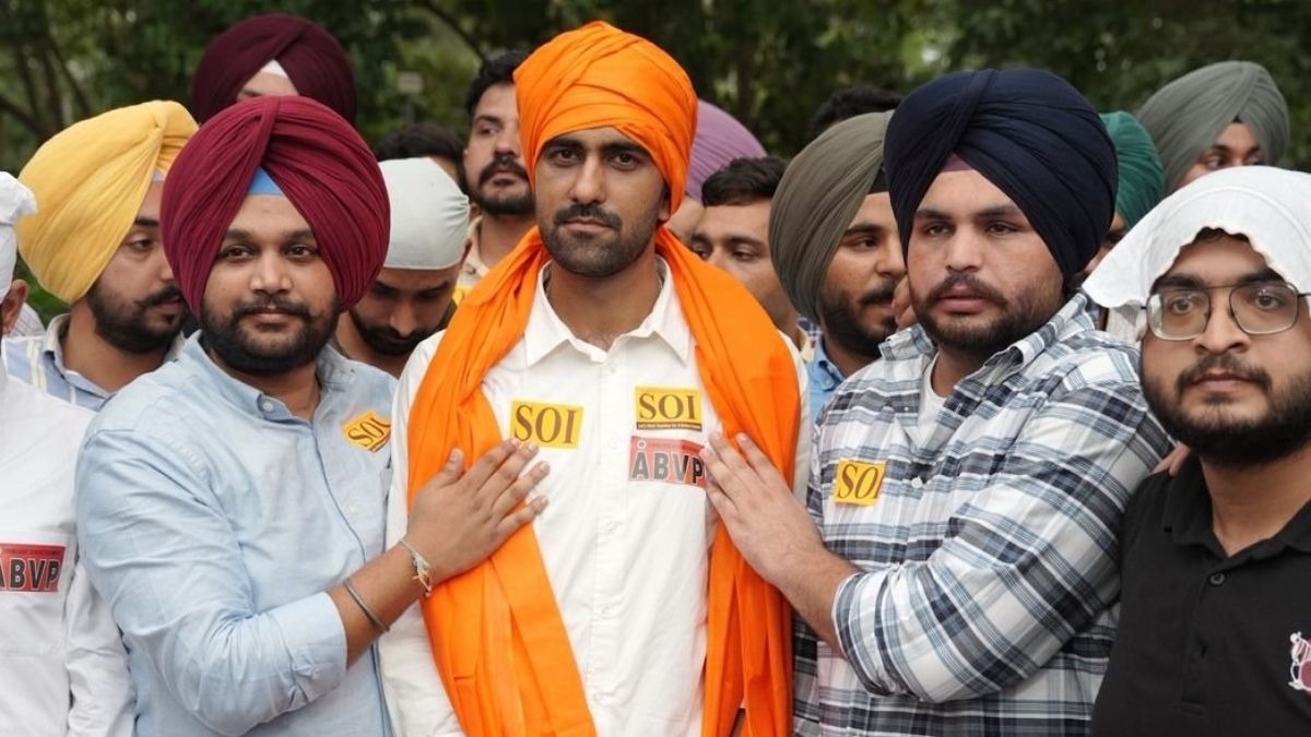कैंपस में चुनाव नतीजों के ऐलान के बाद खुशी मनाते एबीवीपी कार्यकर्ता. File Photo)