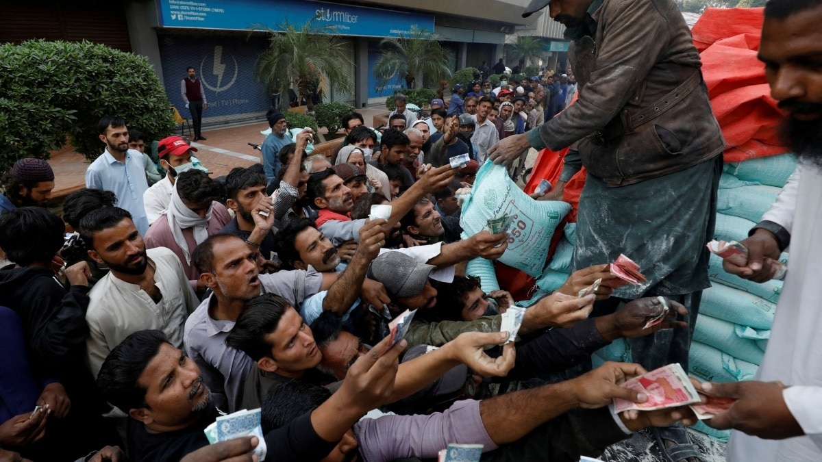 आर्थिक संकट से जूझते पाकिस्तान का बुरा हाल. (Photo: Reuters)