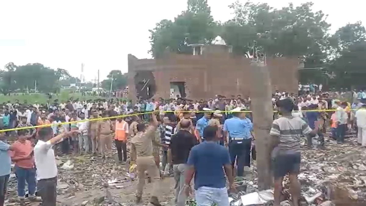 कौशांबी पटाखा ब्लास्ट में पुलिस ने फरार आरोपियों पर कसा शिकंजा. (Photo: Screengrab)