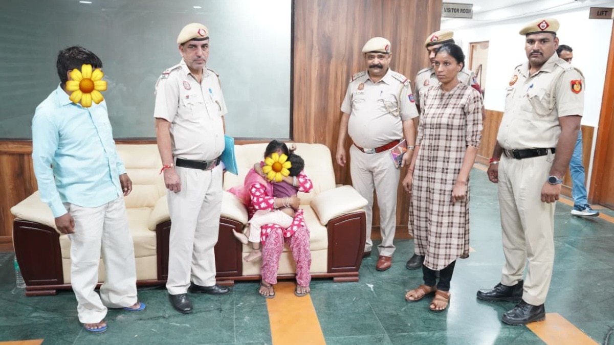 दिल्ली पुलिस ने बच्चे को सुरक्षित परिजनों को सौंप दिया. (Photo- ITGD)