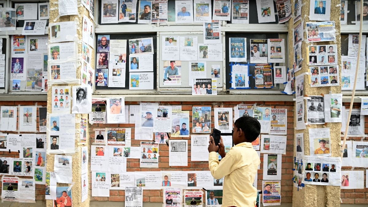 नेपाल में आए फ्लैश फ्लड के बाद लापता हुए लोगों की खोज में उनकी तस्वीरें इस दीवार पर लगा रहे परिजन (Photo - Reuters) 