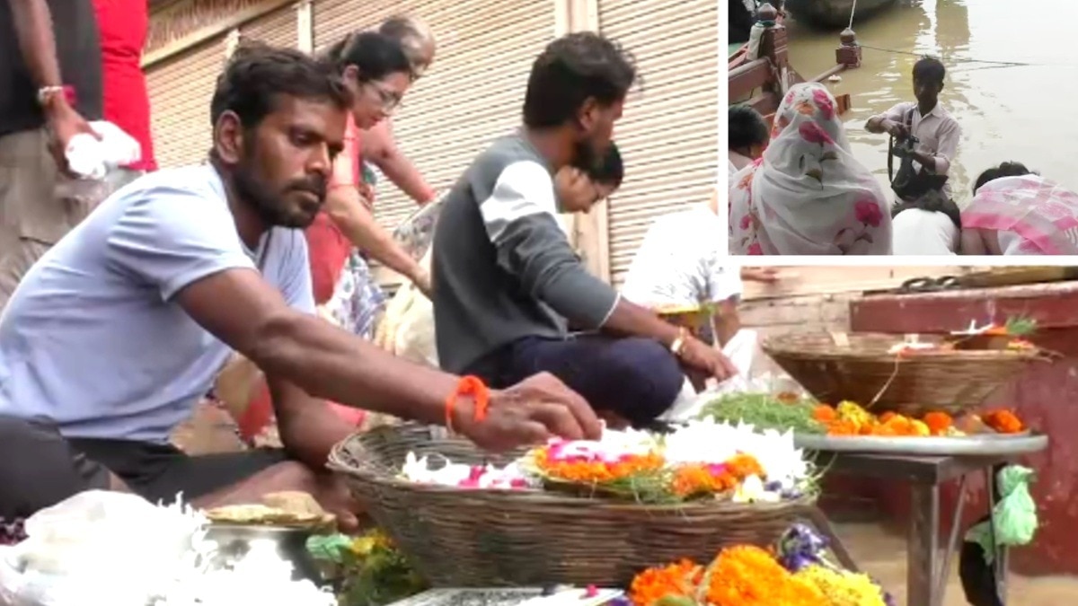 नाव बंद हुई तो घाट पर लगा ली फूल-माला की दुकान.(Photo:ITG)