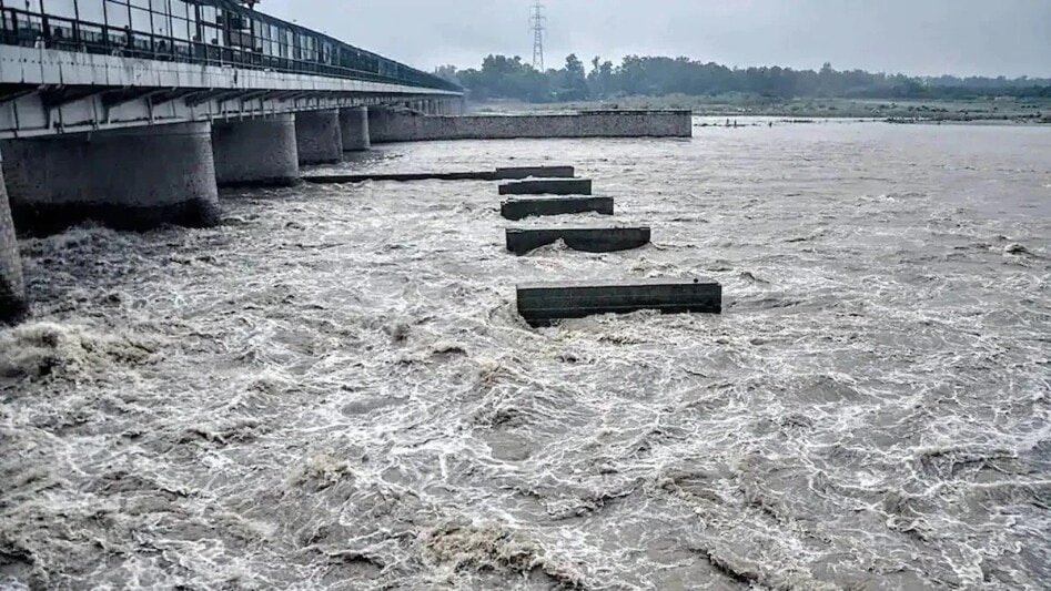 हथिनी कुंड बैराज पर सेना की ट्रेनिंग के दौरान हादसा, यमुना में गिरे जवान, 2 लापता.