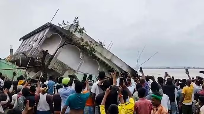 भागलपुर के राघोपुर में गंगा के तेज कटाव से जमीन के बड़े हिस्से बहे, चैती दुर्गा मंदिर भी नदी में समाया. (Handout via PTI Photo)