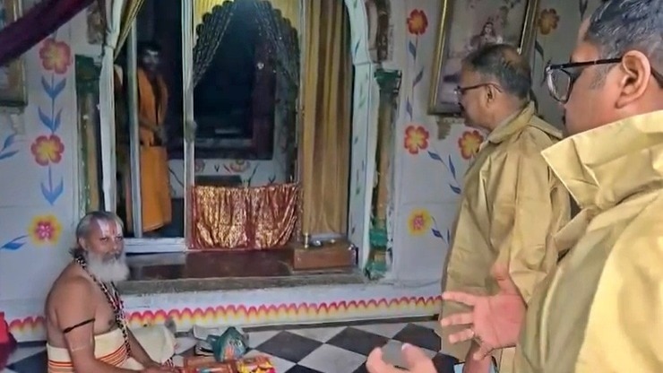 चित्रकूट के रामघाट स्थित बड़ा मठ मंदिर में घुसा पानी (Photo- Screengrab)