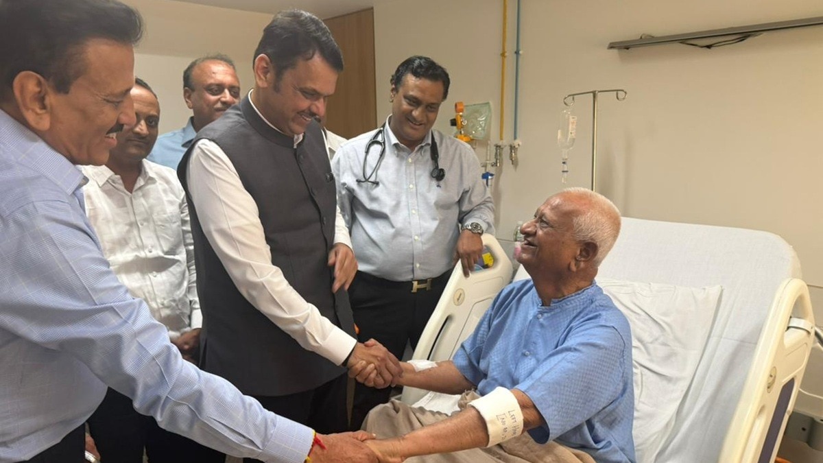 फडणवीस ने लिया अन्ना हजारे का हालचाल (Photo: x.com/CMOMaharashtra)