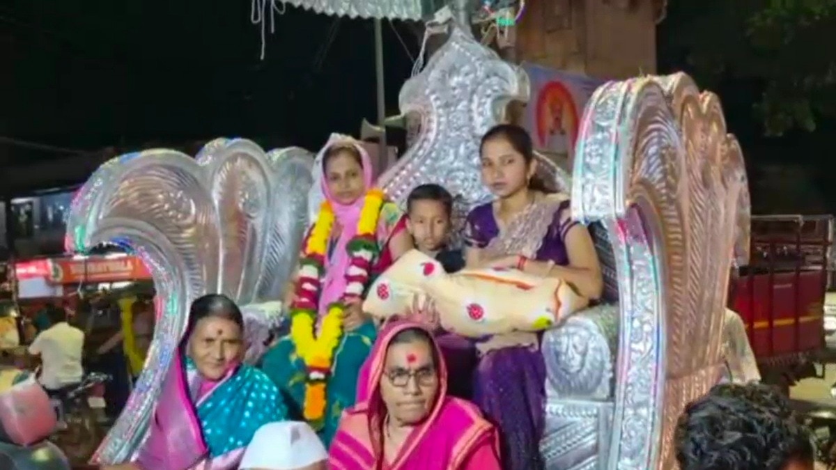 4 पीढ़ियों में पैदा हुई बेटी के स्वागत में निकाली गई शोभयात्रा. (Photo: Screengrabs)