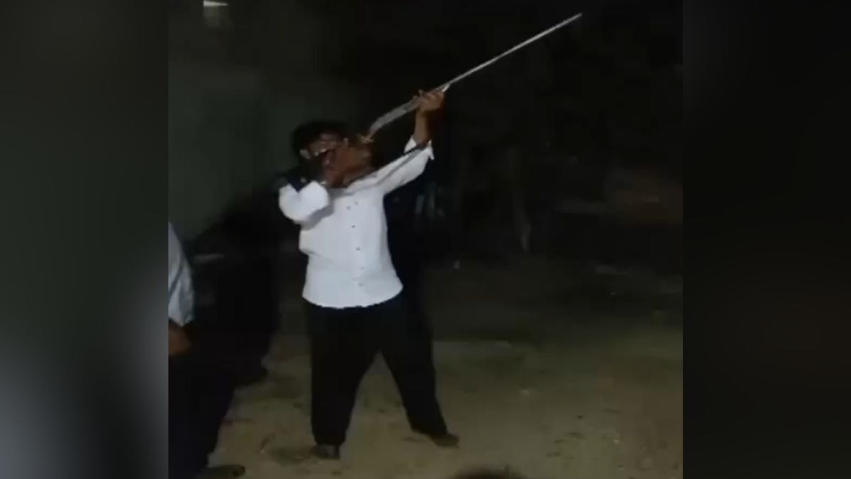 छत पर जाकर हवा में फायरिंग करने लगा युवक. (Photo: Screengrab)