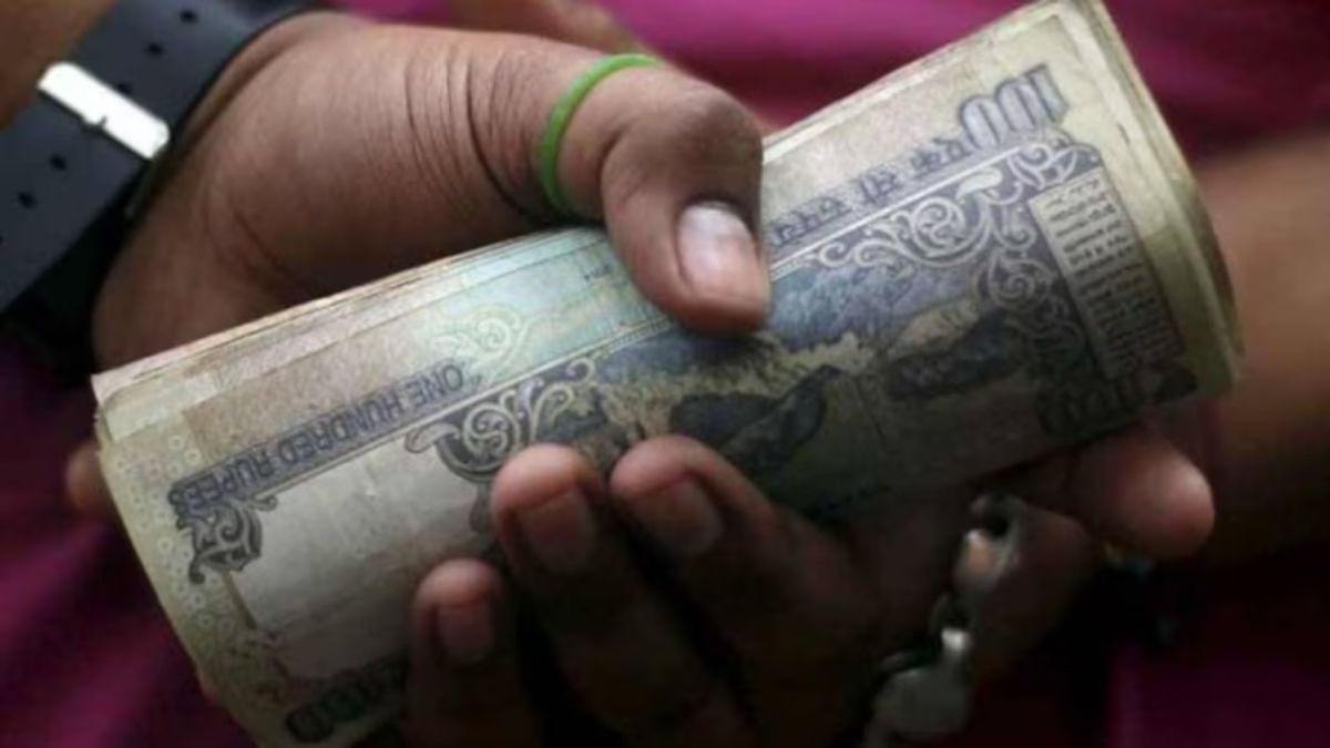 शिकायत के बाद से ही बीडीओ पर नजर रख रही थी निगरानी टीम.  (Photo: Representational )