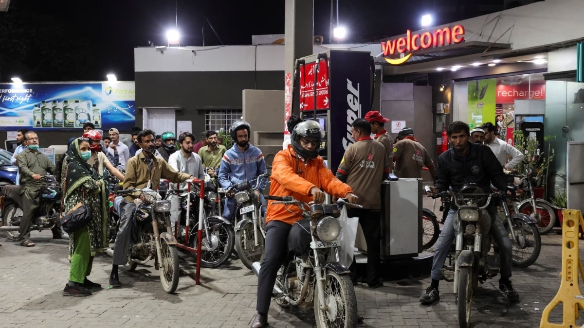 पेट्रोल-डीजल के नए रेट बुधवार से हो गए लागू. (Photo: Reuters)