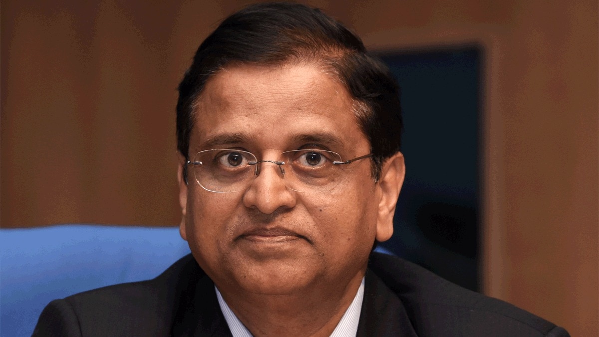 सरकार ने पूर्व वित्त सचिव सुभाष चंद्र गर्ग (फोटो में) के 2.6% जीडीपी ग्रोथ के दावे को खारिज किया. (File Photo: PTI)