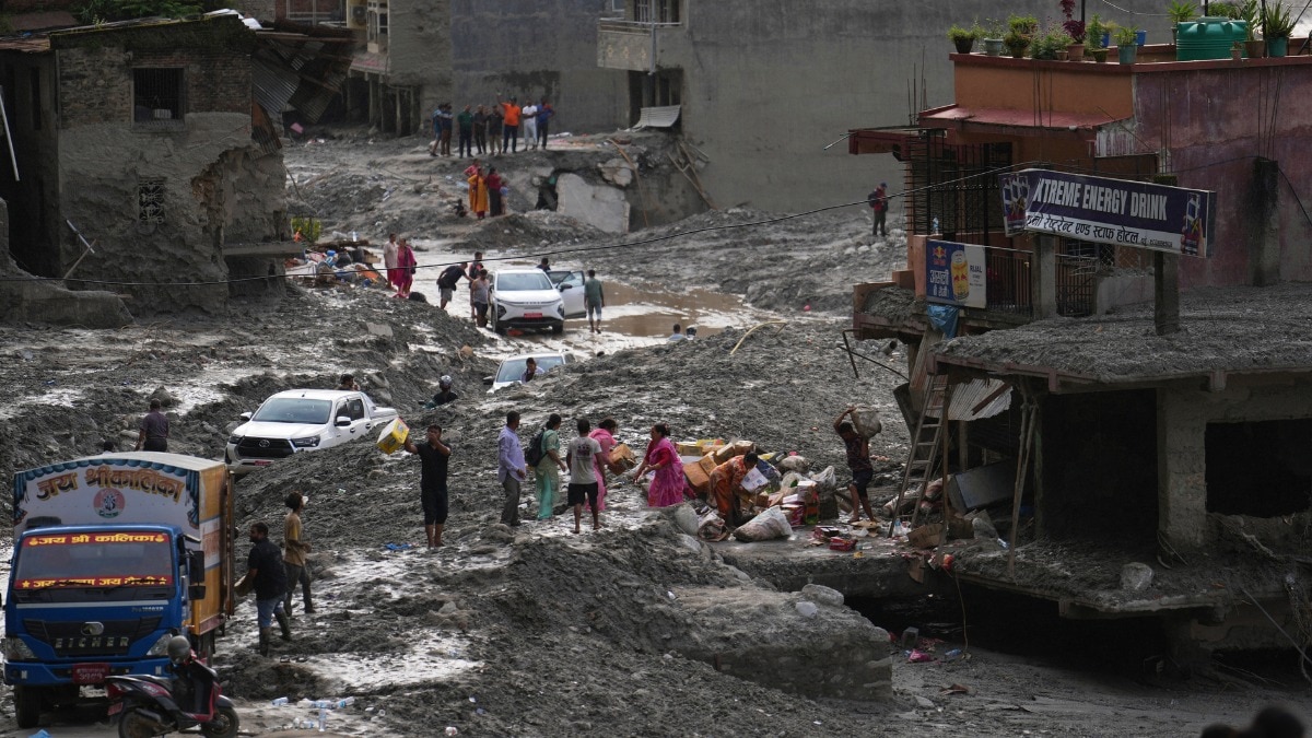 नेपाल के 5 जिलों में 17 अरब नेपाली रुपये का निजी संपत्ति को नुकसान पहुंचा है (Photo: AP)
