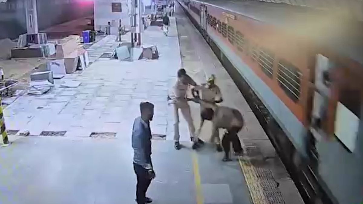 ट्रेन के गेट पर लटक गया था यात्री. (Photo: Screengrab)