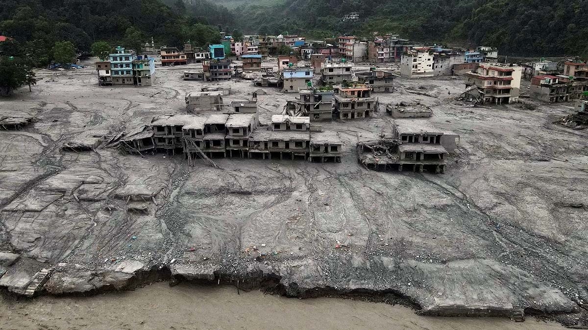 नेपाल के नुवाकोट जिले का देवीघाट इलाका पूरी तरह से मलबे में ढक गया. (Photo: Reuters)