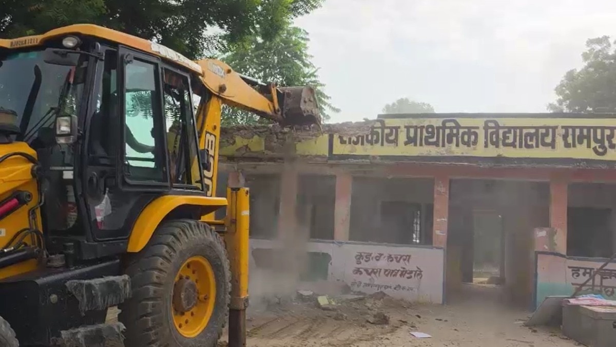 रामपुरा प्राथमिक स्कूल की पुरानी बिल्डिंग ध्वस्त. (Photo: ITG)