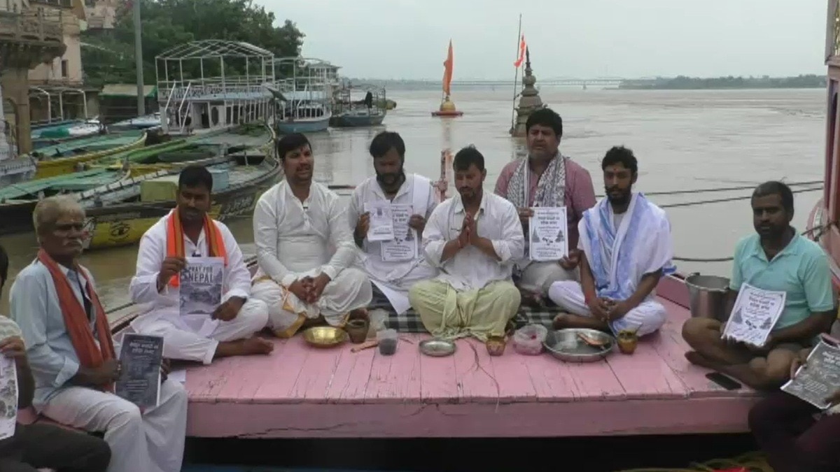 मणिकर्णिका पर मृतकों के लिए कराया गया श्राद्ध-तर्पण. (Photo: Screengrab)