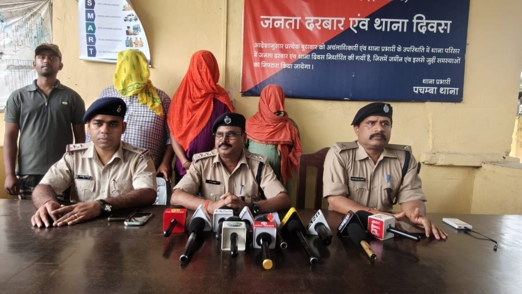 ठगी के मामले में चार आरोपी गिरफ्तार. (Photo: ITG)