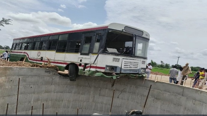 तेलंगाना में बस की स्टीयरिंग लिंक रॉड में खराबी से हादसा. (photo: ITG)