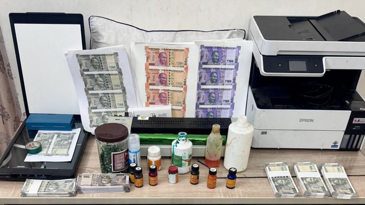 प्रिंटर पांच सौ और 100 रुपये के नकली नोट छापने वाले पकड़े गए हैं (Photo: ITG)