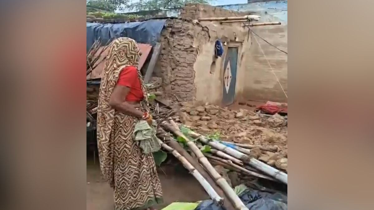 बारिश के बीच गिर गई कच्ची छत. (Photo: Screengrab)