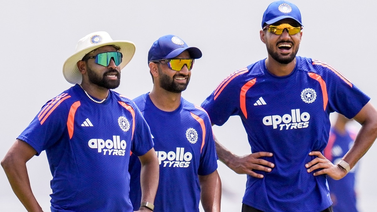 आक‍िब नबी (मध्य) का न्यूजीलैंड दौरे से टिकट कट सकता है (Photo: PTI)