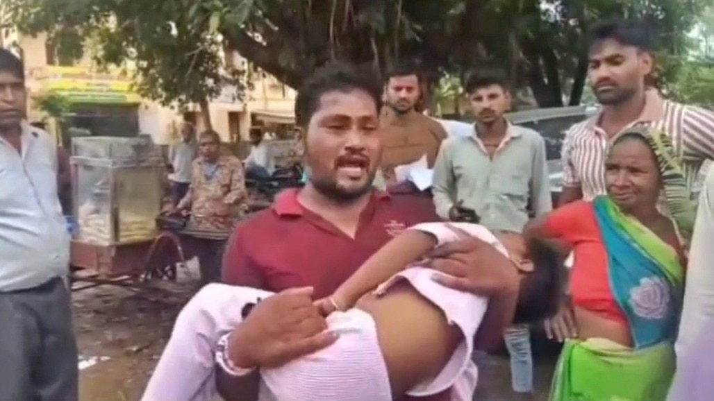 अलीगढ़ में मासूम की मौत पर बवाल (Photo- Screengrab)