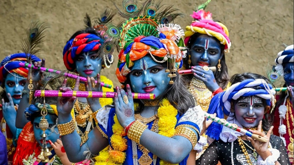 पश्चिम बंगाल के नादिया में जन्माष्टमी की पूर्व संध्या पर श्रीकृष्ण के रूप में सजे-संवरे बच्चे (Photo-PTI)