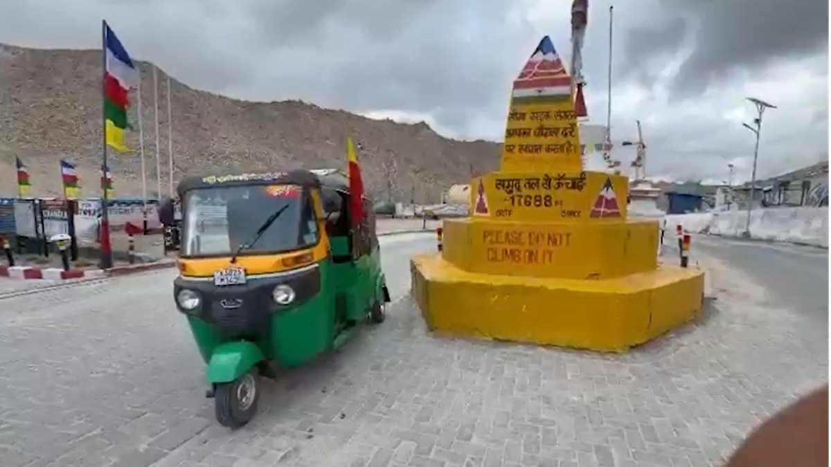 ऑटो से 24 दिन में तय किया 8,900 किमी का सफर. (Photo: Screengrab)