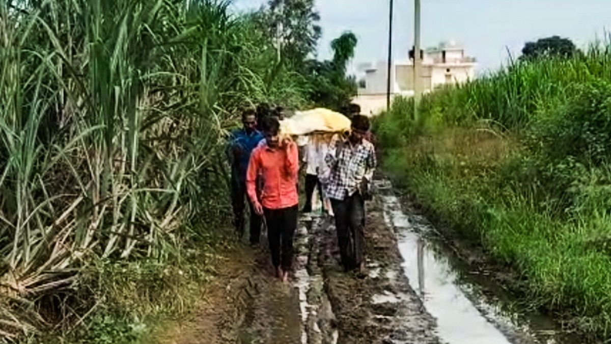 कीचड़ से निकली शव यात्रा. (Photo: Screengrab)