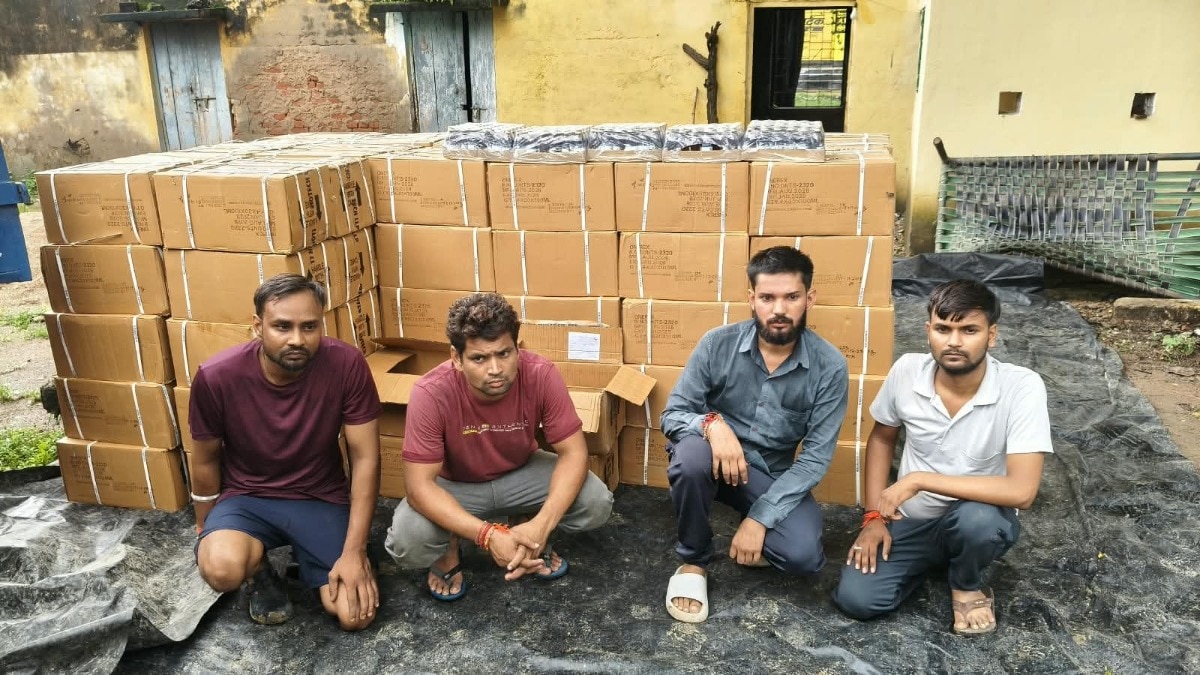 250 पेटियों में मिलीं 30 हजार बोतलें.(Photo: Siddhartha Gupta/ITG)