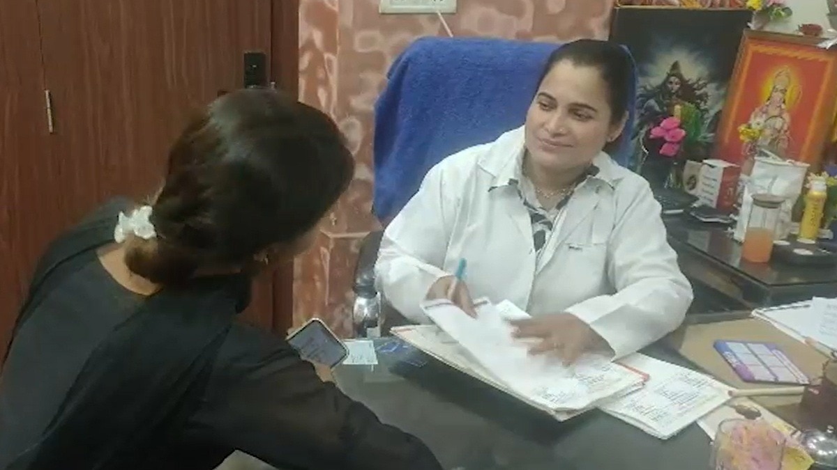 मरीजों की बात समझने के लिए डॉक्टर ने सीखी अवधी. (Photo: Screengrab) 