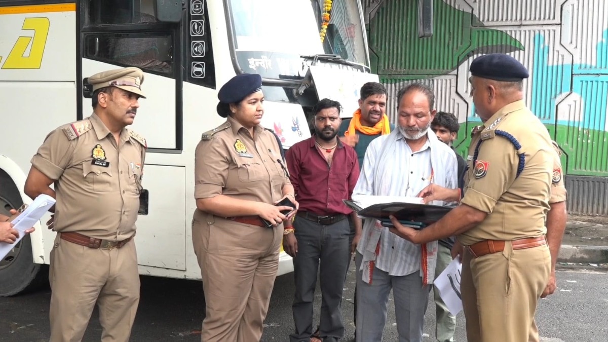 कानपुर पुलिस ने स्लीपर बसों में चेकिंग अभियान चलाया. (Photo-ITG)