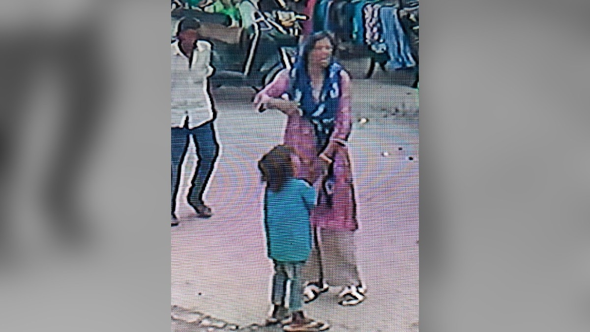 बच्चा चोरी करते हुए पकड़ी गई महिला. (Photo: Screengrab)