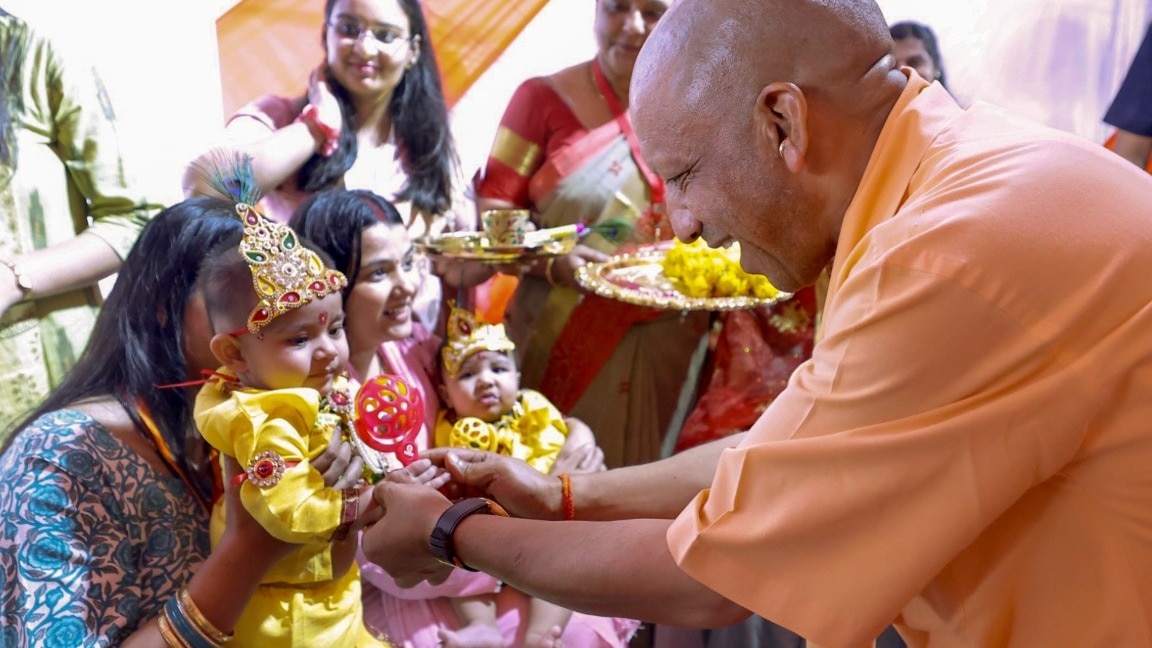 वृंदावन में एक कार्यक्रम के दौरान CM ने कृष्ण के रूप में तैयार एक बच्चे से बातचीत की. (Photo-PTI)