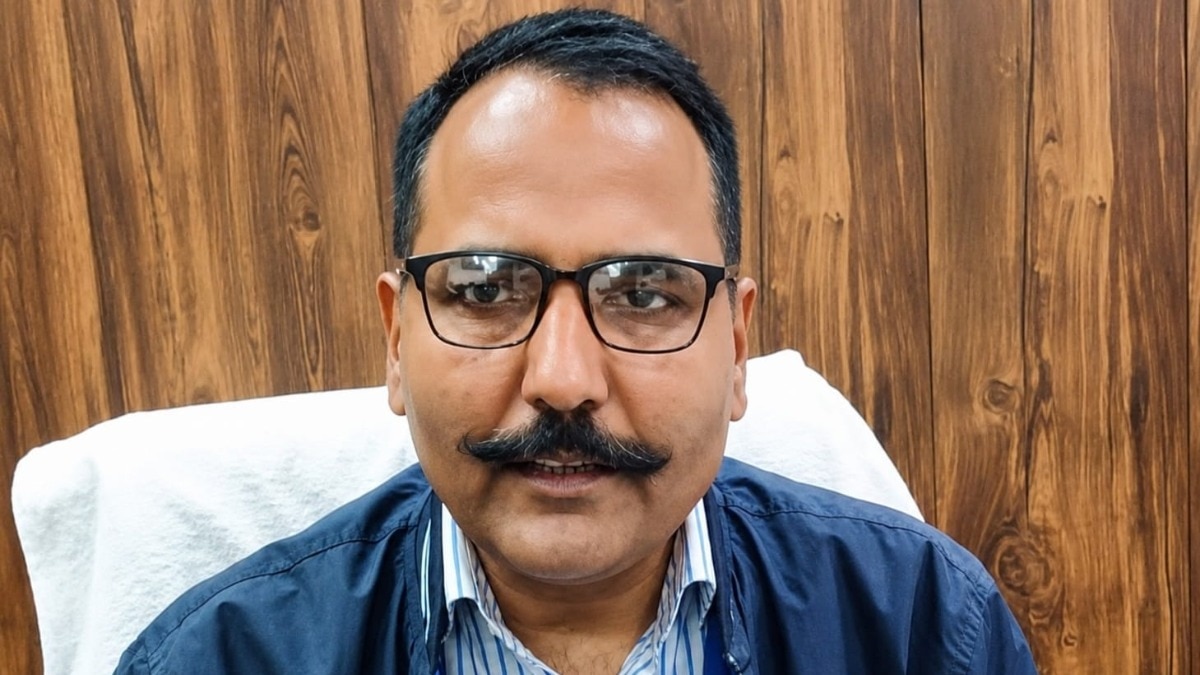 नैनीताल के DM की सख्ती से सैकड़ों अभिभावकों को राहत मिली है (Photo: ITG)