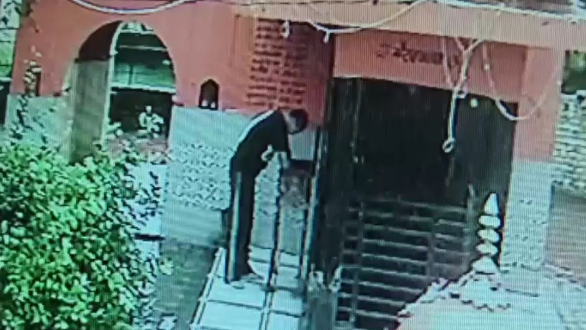 मंदिर में घुसकर तोड़ दिया था दानपात्र. (Photo: Screengrab)