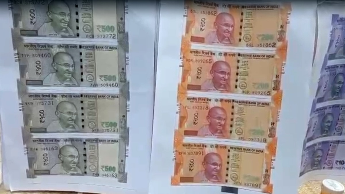 हैदराबाद में घर के अंदर नकली नोट छापने वाले गिरोह को पकड़ा है (Photo: ITG)