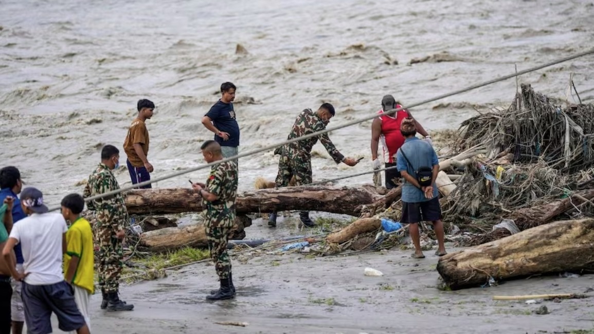 भोटेकोशी बाढ़ के बाद रसुवा और नुवाकोट में करीब 600 बच्चों का अब तक पता नहीं चल पाया है. (Photo-PTI)