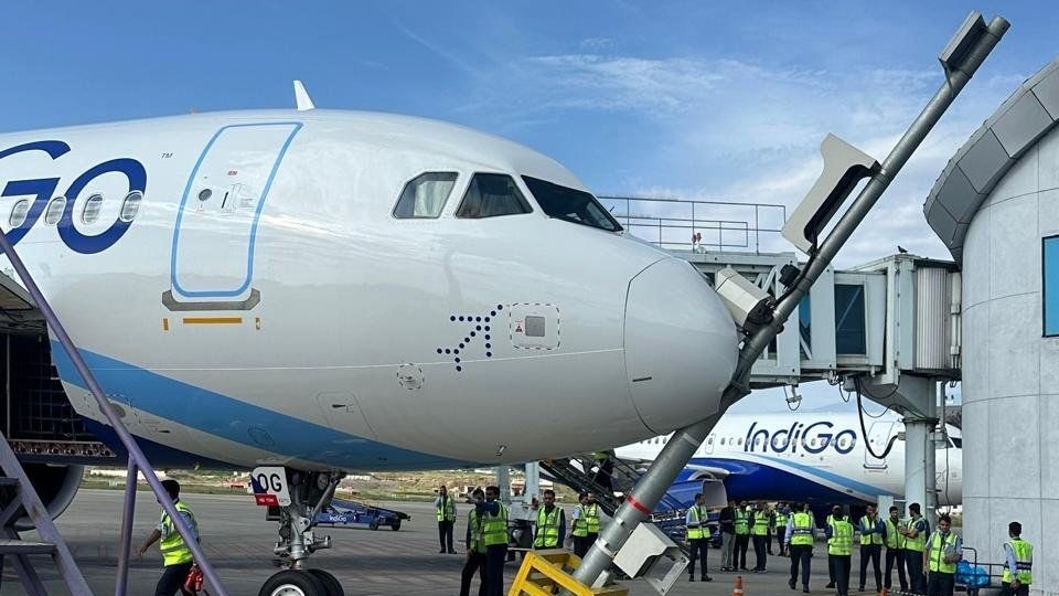 IndiGo विमान पार्किंग एरिया में था. (Photo- ITG)