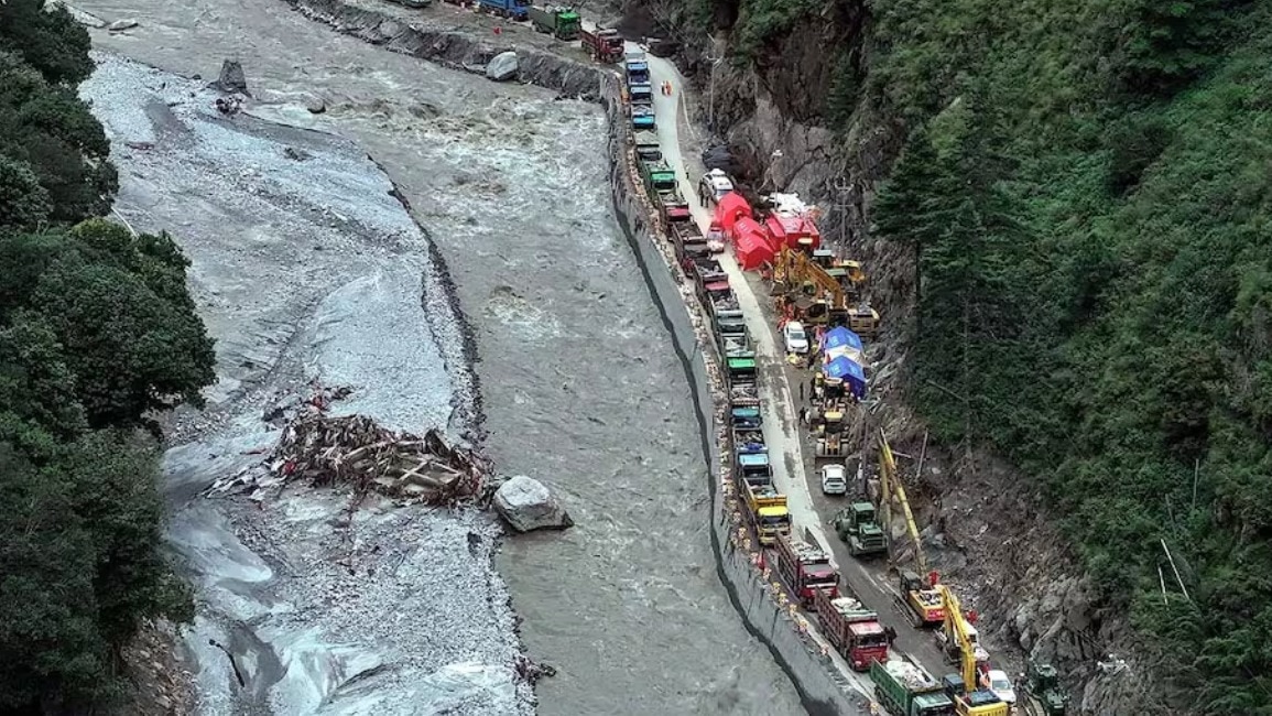ग्यारोंग पोर्ट में भूस्खलन के बाद से रेस्क्यू अभियान चलाया जा रहा है. (Photo: Reuters)