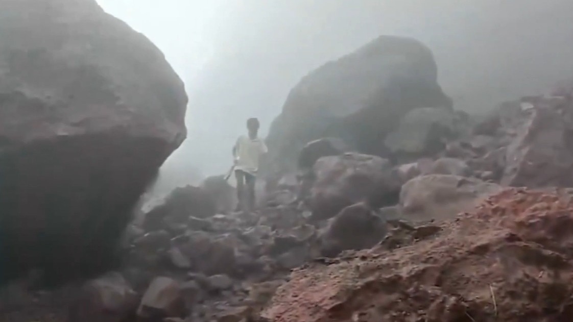 रत्नागिरी के पास बड़े-बड़े पत्थर सड़क पर आ गिरे. (Photo- Video/Screengrab)